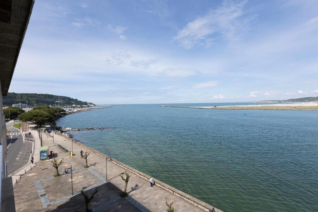widok na zbiornik wodny z plażą w obiekcie Fuenterrabía by Basquelidays w mieście Hondarribia