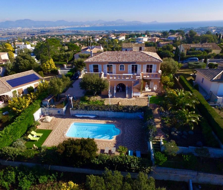 une vue aérienne d'une maison avec piscine dans l'établissement La Bastide, à Fréjus