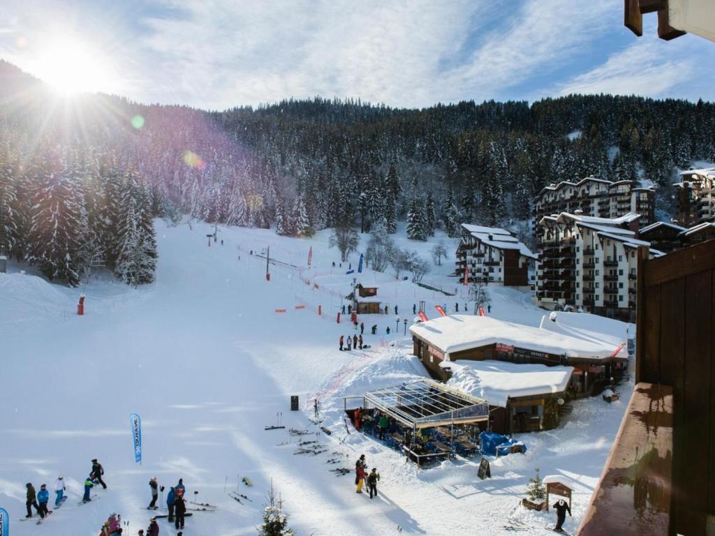 a group of people on a ski slope in the snow at Résidence Le Britania - maeva Home - Appartement 2 pièces 4 personnes - Sélection MAE-6673 in La Tania