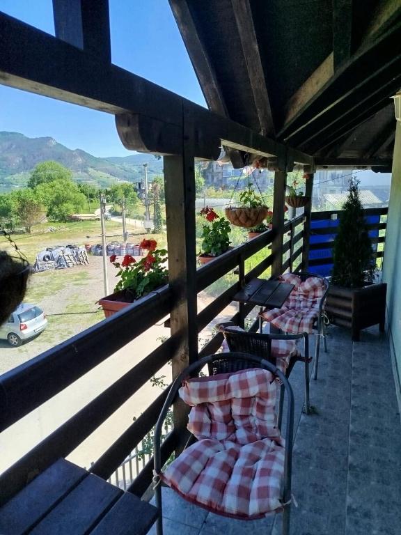 Privatan smeštaj Velić - Triple Room With Terrace