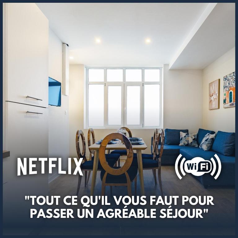 un salon avec un canapé bleu et une table dans l'établissement Strasbourg Hyper centre, à Strasbourg