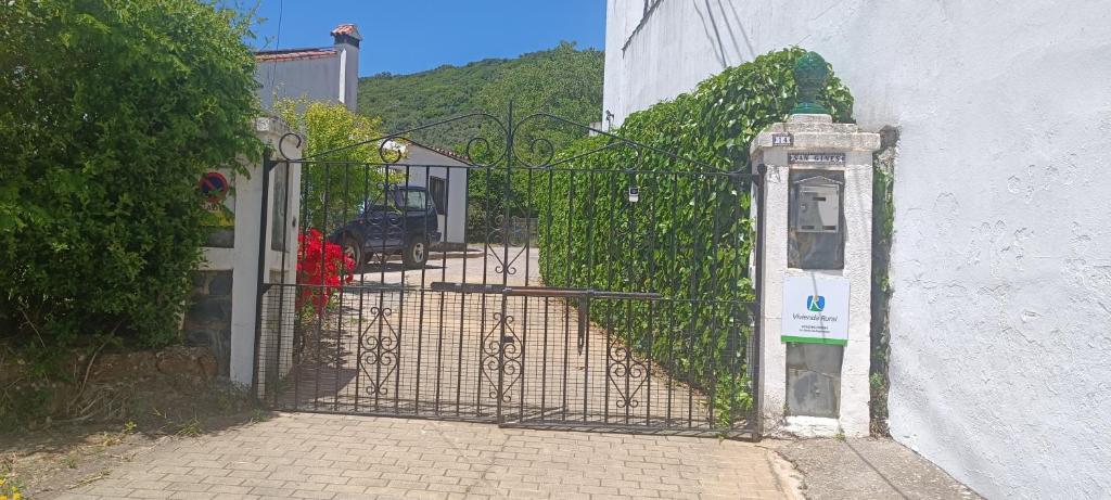 een poort met een parkeermeter naast een gebouw bij Casita de Esperanza in Aracena