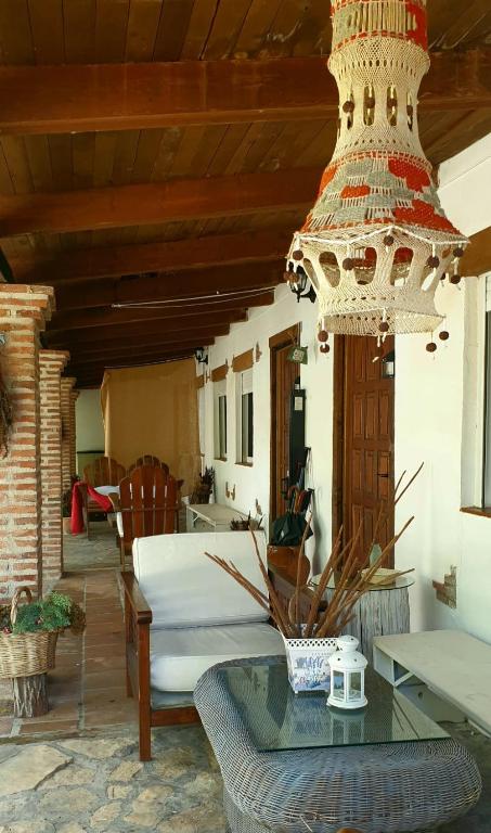 a living room with a chandelier hanging from the ceiling at La cerra -Tiny-house in Mijares