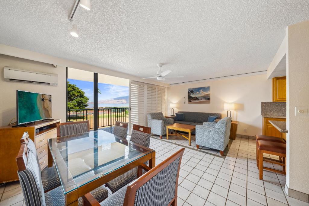 TV a/nebo společenská místnost v ubytování Maui Schooner Resort