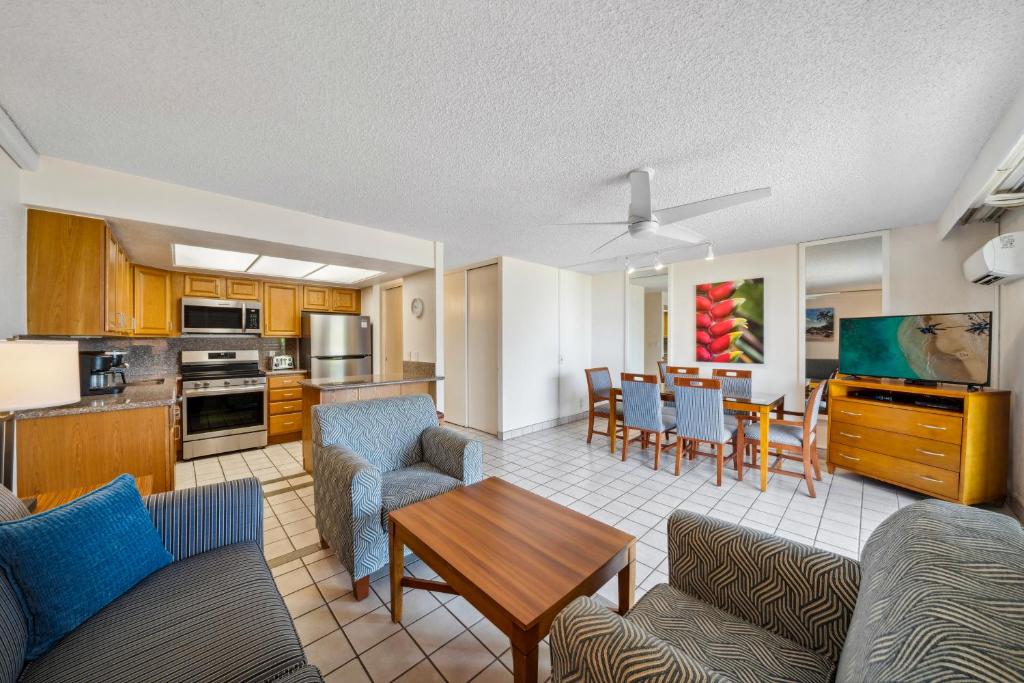 Kuchyň nebo kuchyňský kout v ubytování Maui Schooner Resort