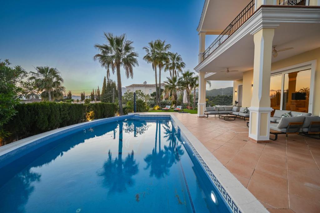 Basen w obiekcie El Rosario large villa w heated pool lub w pobliżu