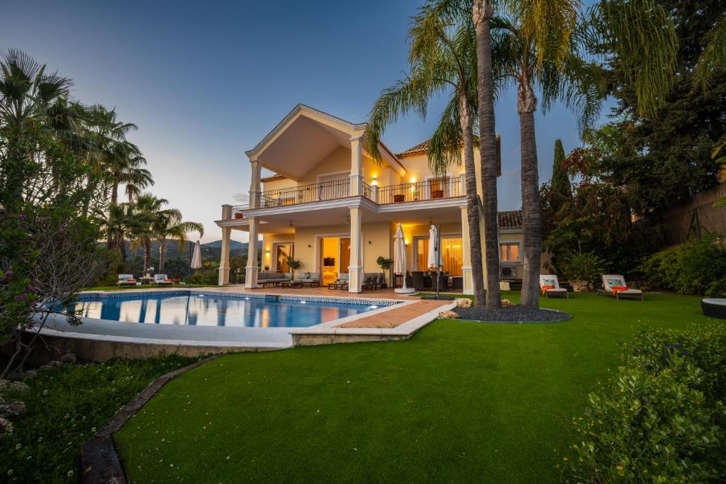Basen w obiekcie El Rosario large villa w heated pool lub w pobliżu