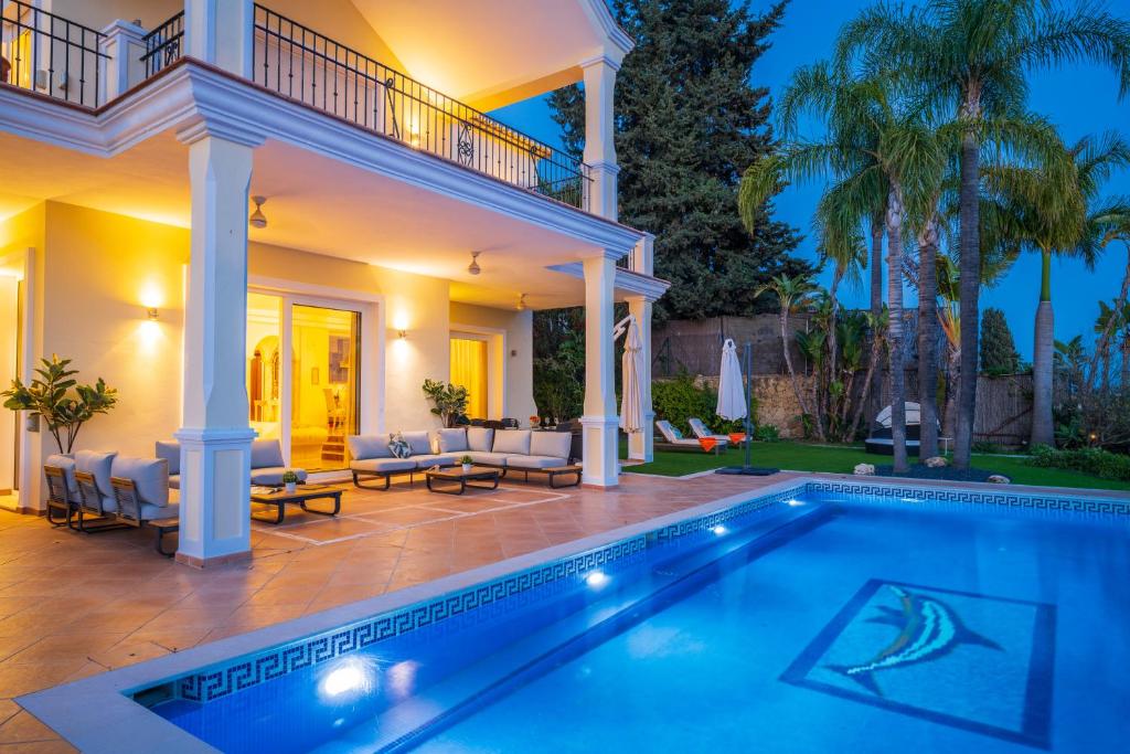 Basen w obiekcie El Rosario large villa w heated pool lub w pobliżu