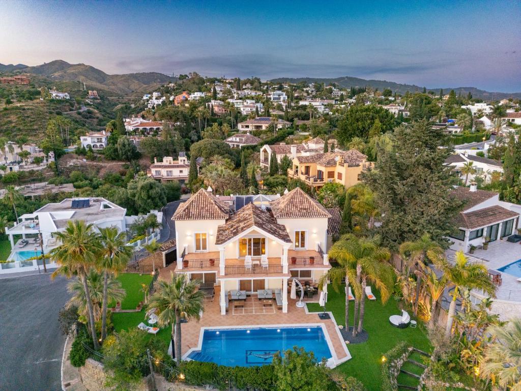 widok z lotu ptaka na dom z basenem w obiekcie El Rosario large villa w heated pool w Marbelli