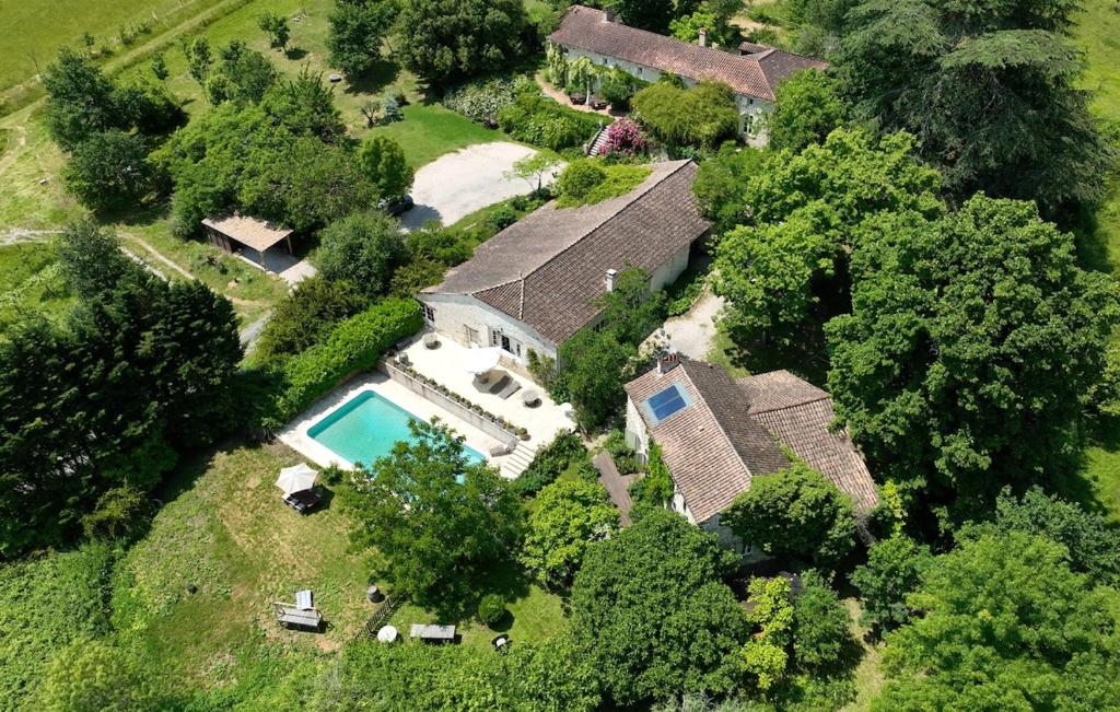 une vue aérienne d'une maison avec piscine dans l'établissement Large country cottage, à Lusignan-Petit