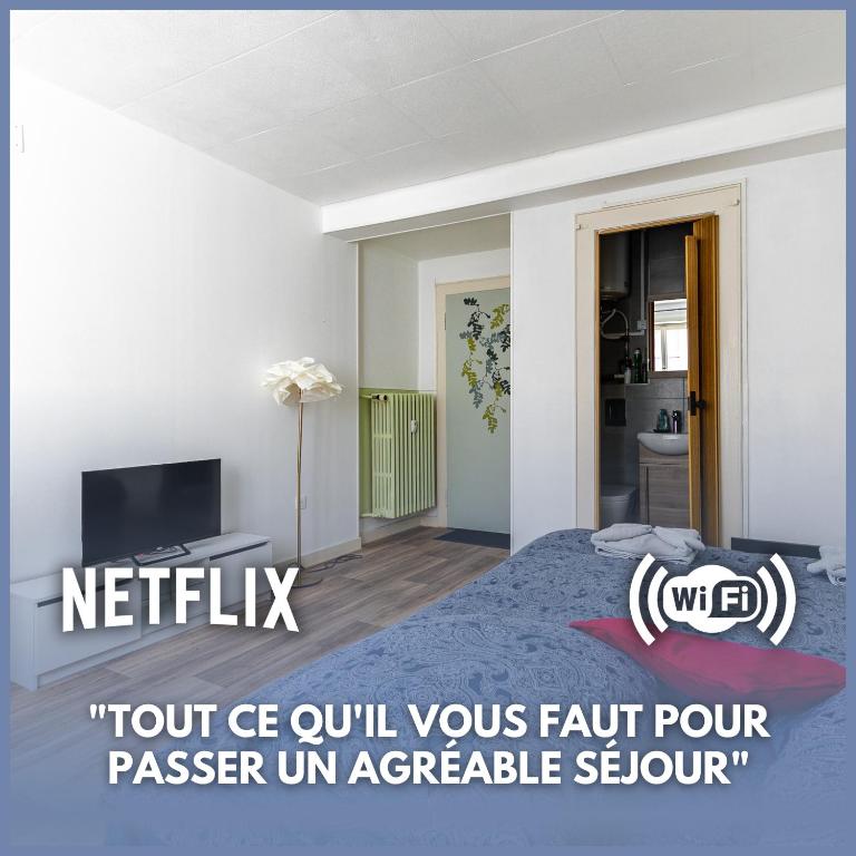 une chambre blanche avec un lit et une télévision dans l'établissement Studio Centre / Quartier krutneau, à Strasbourg