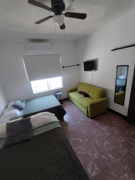 a living room with a couch and a ceiling fan at DGM Lofts MTY MN 960 D centro cerca de todo in Monterrey