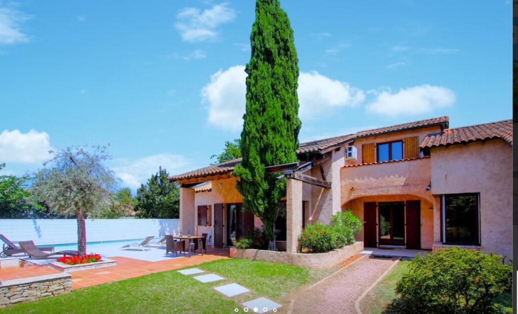 Photo de la galerie de l'établissement Villa near Lake, Stadium, Arena, Eurexpo, Airports, à Meyzieu