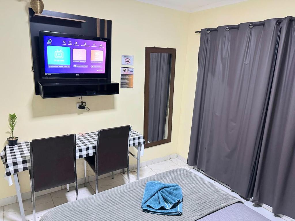 TV a/nebo společenská místnost v ubytování Capim de ouro Quartos Mobiliados a minutos do aeroporto
