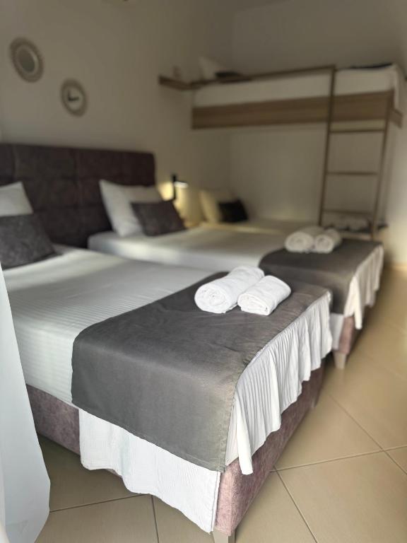 Postel nebo postele na pokoji v ubytování Hotel Abedini