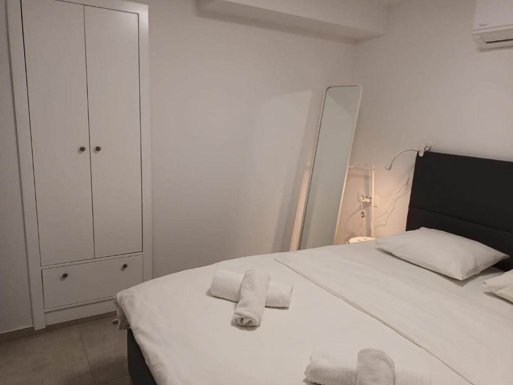 Posteľ alebo postele v izbe v ubytovaní Beachfront House Ivana with Pool - renovated 2025