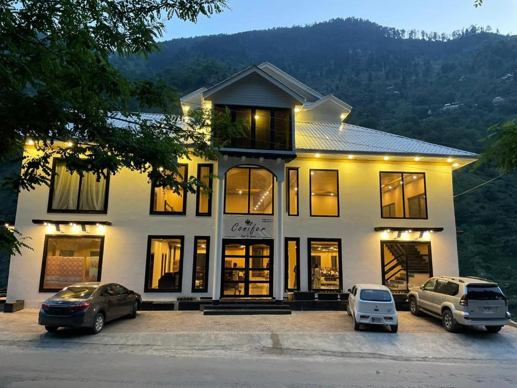 Nespecifikovaný výhled na hory nebo výhled na hory při pohledu z hotelu