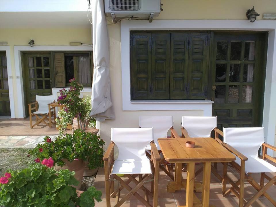 Patio alebo iná vonkajšia časť ubytovania Rent Rooms Alexiou