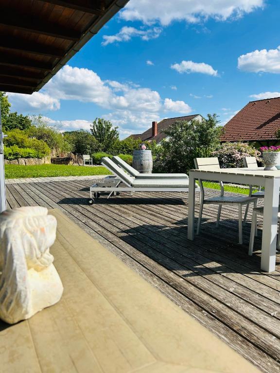 un patio con una mesa, un banco y una mesa en Cottage Gols, en Gols