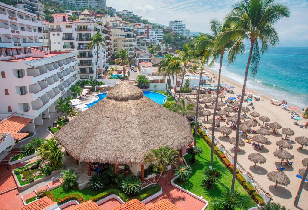 una vista aérea de una playa con sombrillas y el océano en Tropicana Hotel Puerto Vallarta, en Puerto Vallarta