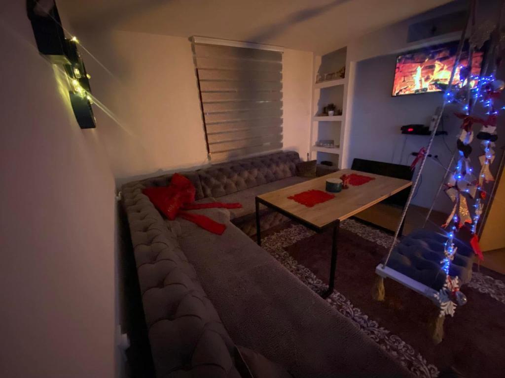 un soggiorno con divano e tavolo con luci di Natale di Villa KAVAZ Vlašić a Gornja Šišava