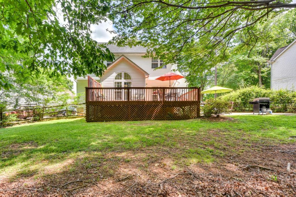 Zahrada ubytování Home in Matthews with Fenced Yard and Spacious Deck!