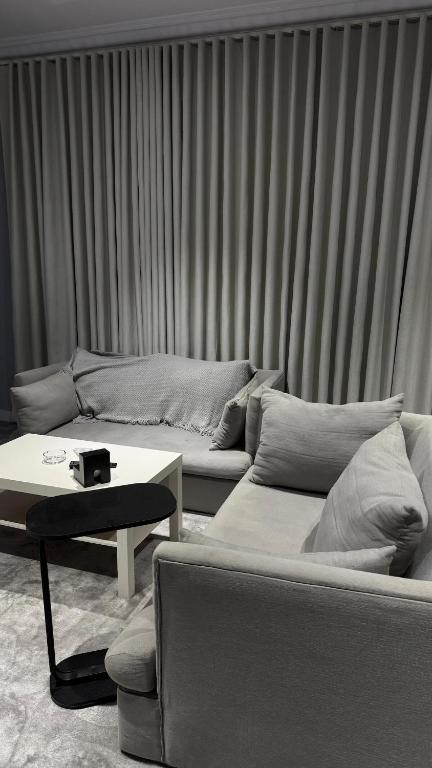 ‘Aryamにあるاستديو انيق بمدخل خاصのソファ2つとテーブルのあるリビングルーム