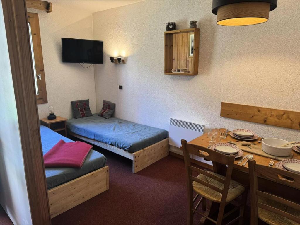 une chambre avec une table et un lit et une salle à manger dans l'établissement Résidence Lauziere Dessus - La Lauzière Dessus 27 - Studio divisible avec terrasse plein sud MAE-1904, à Valmorel