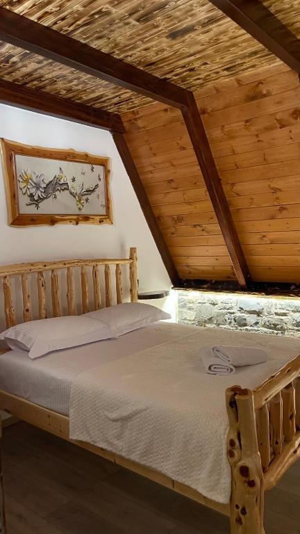Postel nebo postele na pokoji v ubytování Bujtina Fati Art