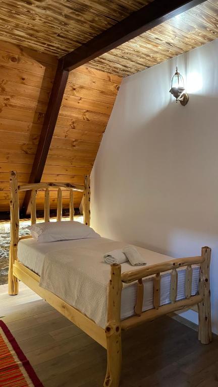 Postel nebo postele na pokoji v ubytování Bujtina Fati Art