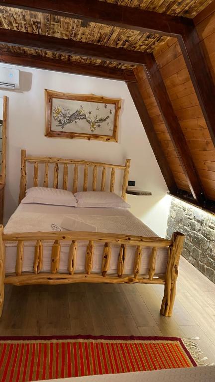 Postel nebo postele na pokoji v ubytování Bujtina Fati Art