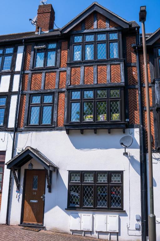 a building with black and white windows at Cleave House - Modern 3 Bed and 2 Bath House - Sleeps 6 - Contractors Corporate and Family Friendly in Farnborough