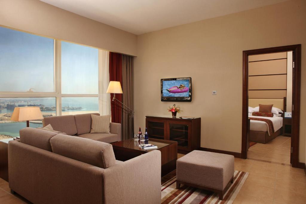 TV a/nebo společenská místnost v ubytování Khalidiya Palace Rayhaan by Rotana, Abu Dhabi