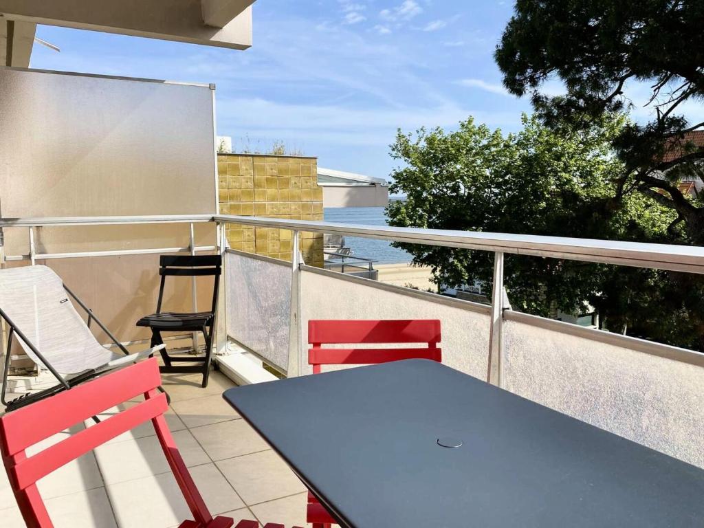 d'un balcon avec une table et des chaises. dans l'établissement Résidence Joigny - Studio cabine rénové avec vue sur le bassin – Quartier Notre-Dame, Joigny MAE-8924, à Arcachon