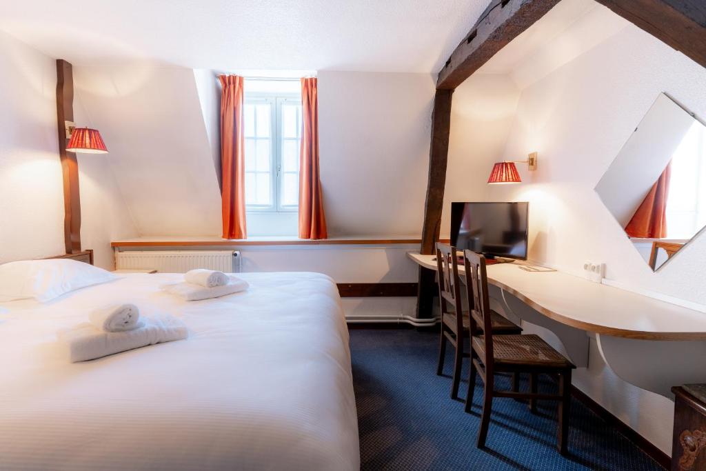 Postel nebo postele na pokoji v ubytování Hôtel Les Trois Luppars