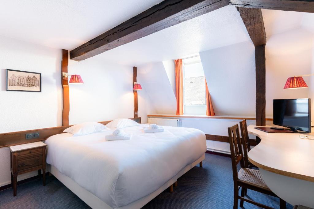 Postel nebo postele na pokoji v ubytování Hôtel Les Trois Luppars