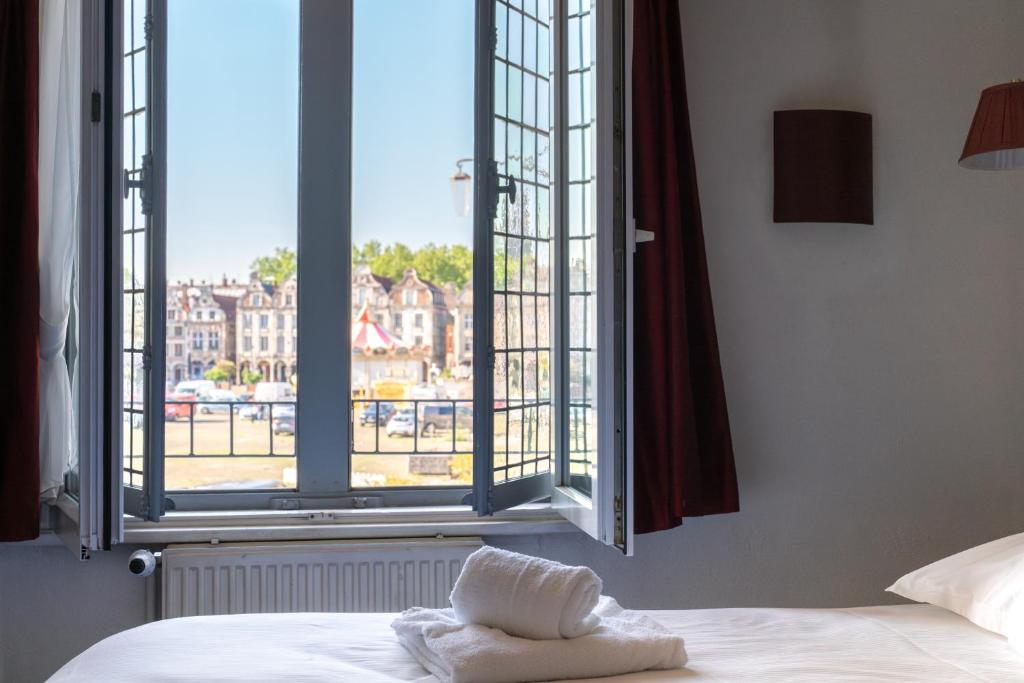 Postel nebo postele na pokoji v ubytování Hôtel Les Trois Luppars