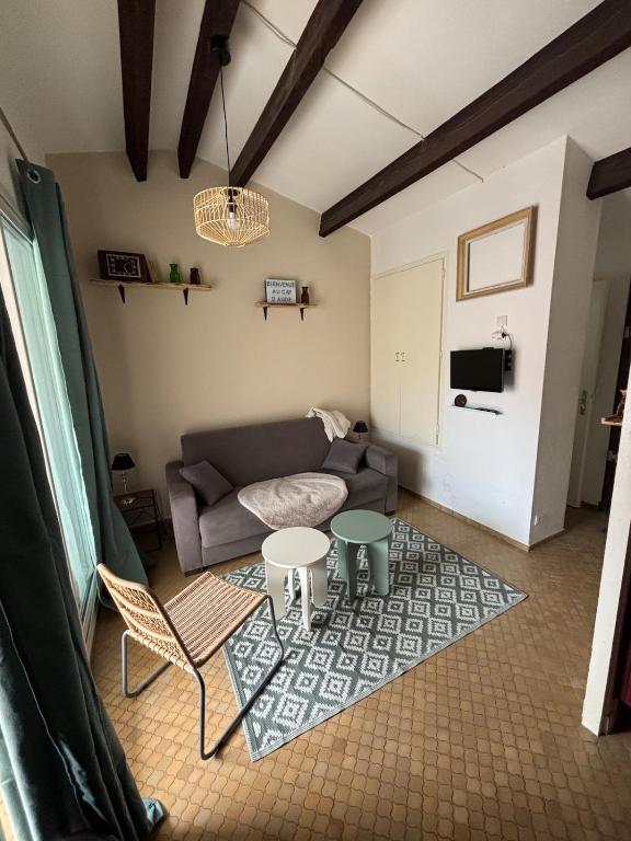 un salon avec un canapé et une table dans l'établissement 150m plage de la conque et commerces appartement 4p, au Cap d'Agde