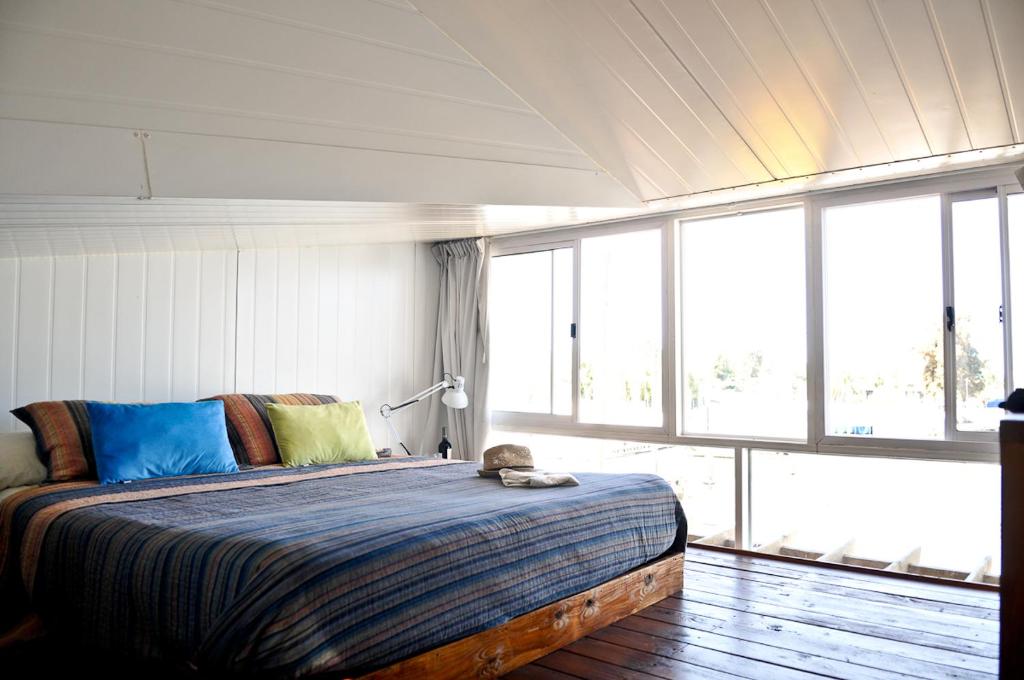 a bedroom with a bed with a cat sitting on it at Paraiso Flotante in San Fernando