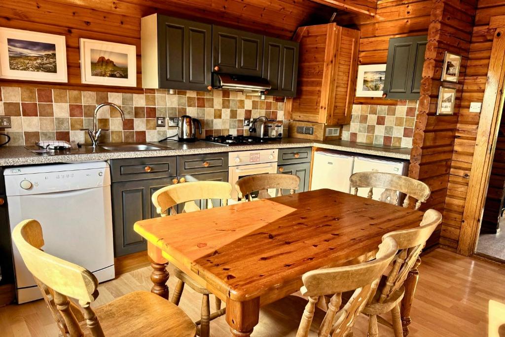 Kuchyň nebo kuchyňský kout v ubytování Tor View Lodge with Hot Tub & Sauna - Spa Resort - South Devon