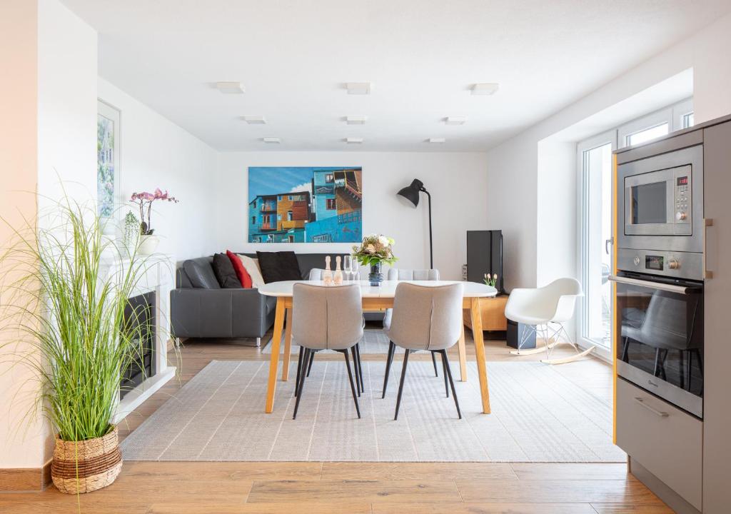 Ferienwohnung Süßenmühle Naturstrand في سيبلينغين: مطبخ وغرفة معيشة مع طاولة وكراسي