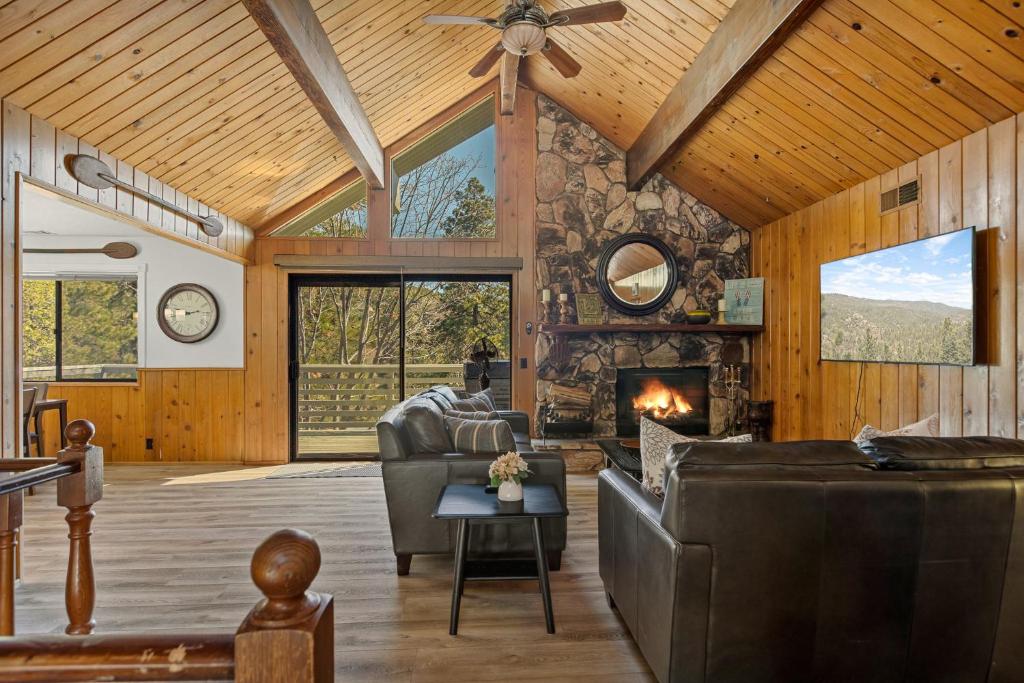 TV a/nebo společenská místnost v ubytování Pine Oaks Cabin