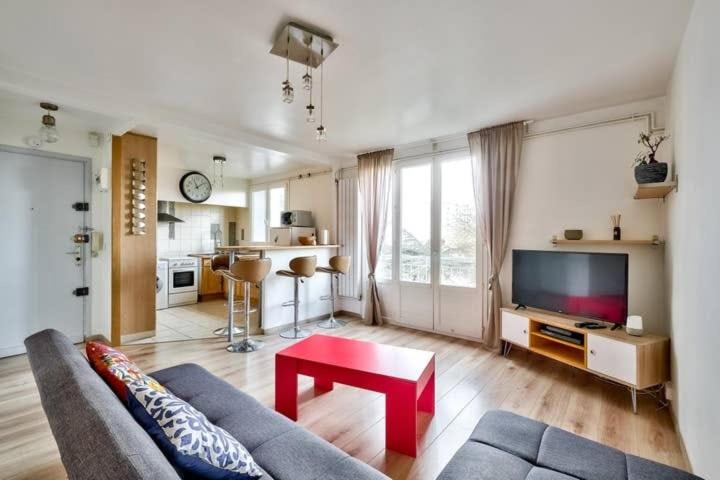 - un salon avec un canapé et une table rouge dans l'établissement Bel appartement St Michel, à Toulouse