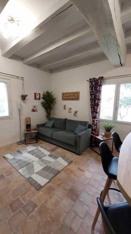 a living room with a couch and a rug at Gîte Elendil - Esprit Champêtre in Chambon