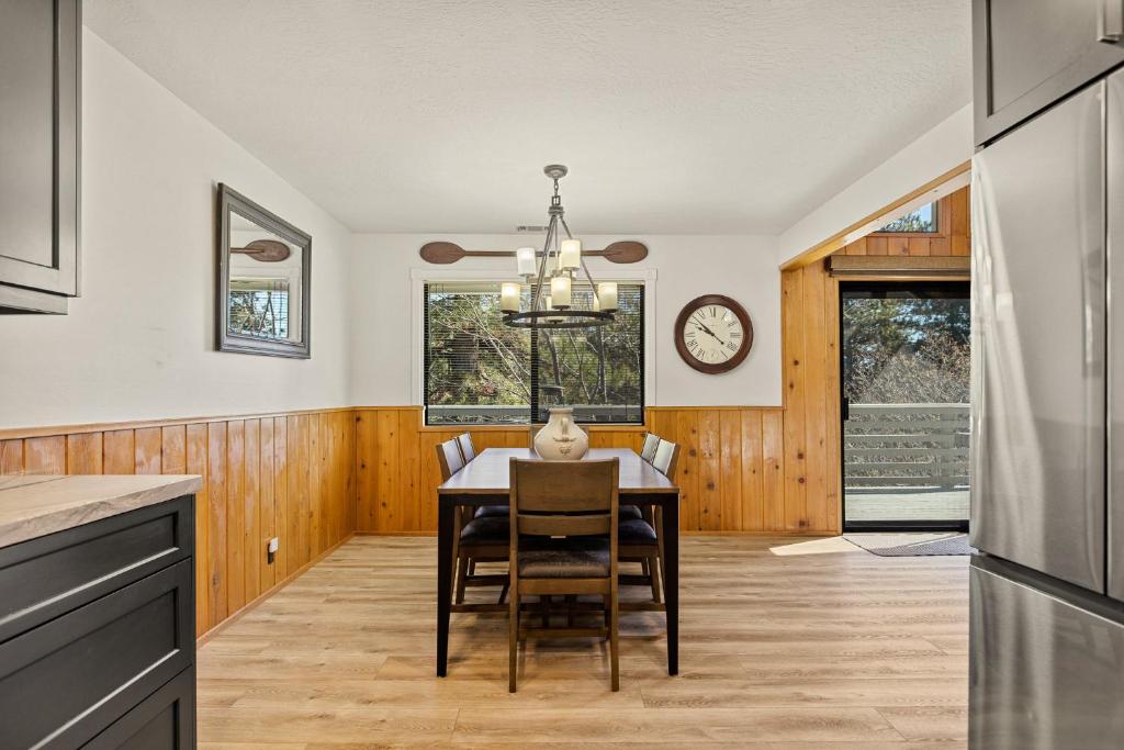 Fotografie z fotogalerie ubytování Pine Oaks Cabin v destinaci Lake Arrowhead