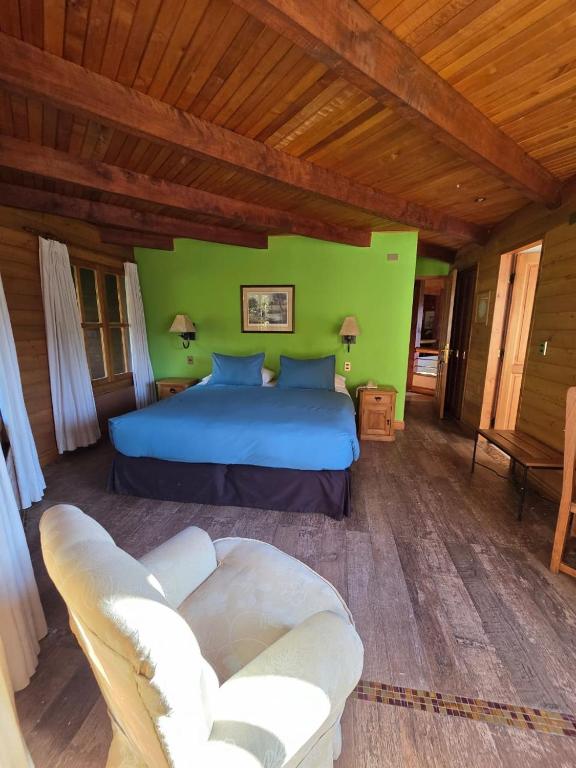 Uma cama ou camas num quarto em Hotel Malalhue