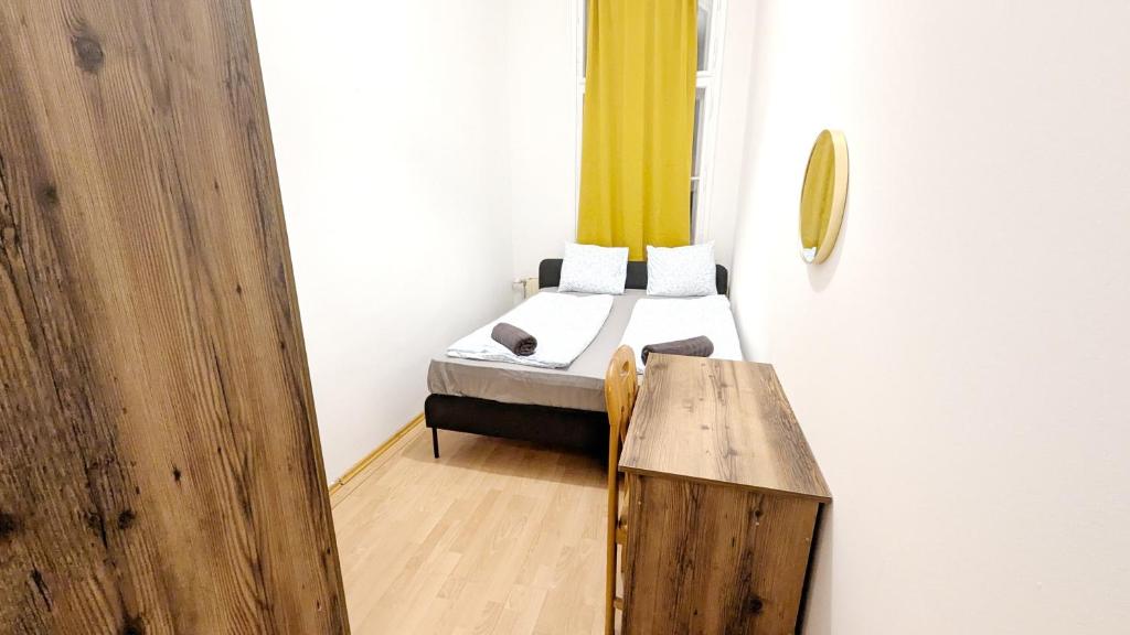 Postel nebo postele na pokoji v ubytování Spacious Rooms - 15 Min from Airport & City Center, 5 Min from Vienna Main-Bus Station EZ8