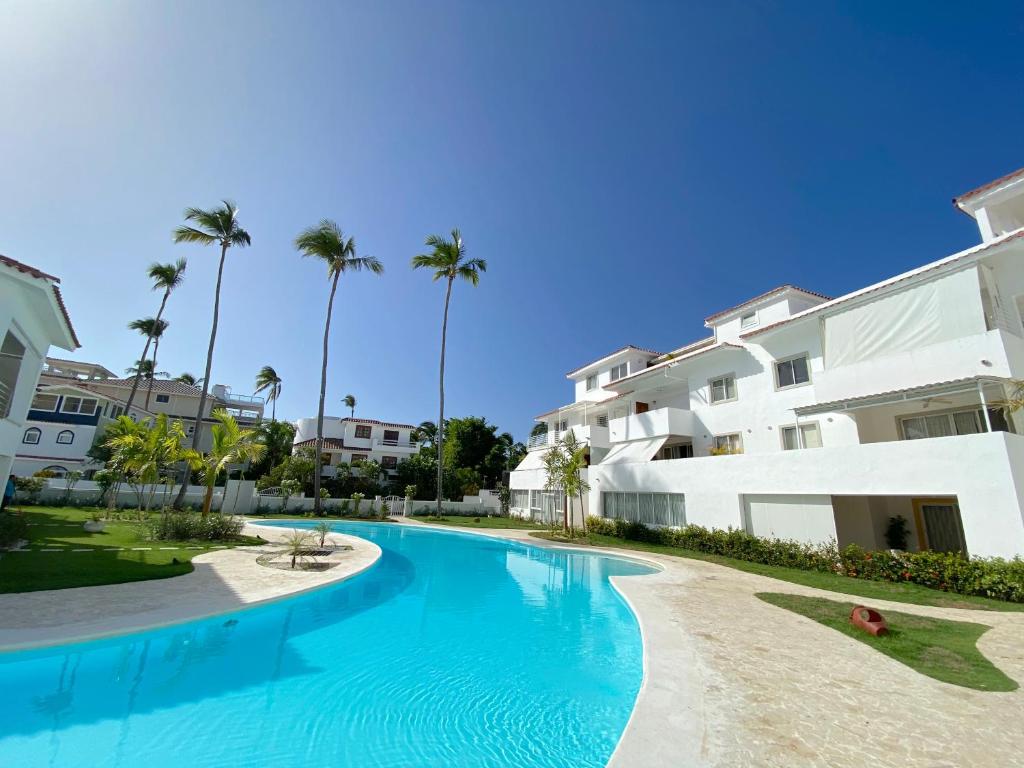 Bazén v ubytování TROPICAL SUITES and VILLAS - LOS CORALES BEACH - great location with many restaurants nebo v jeho okolí