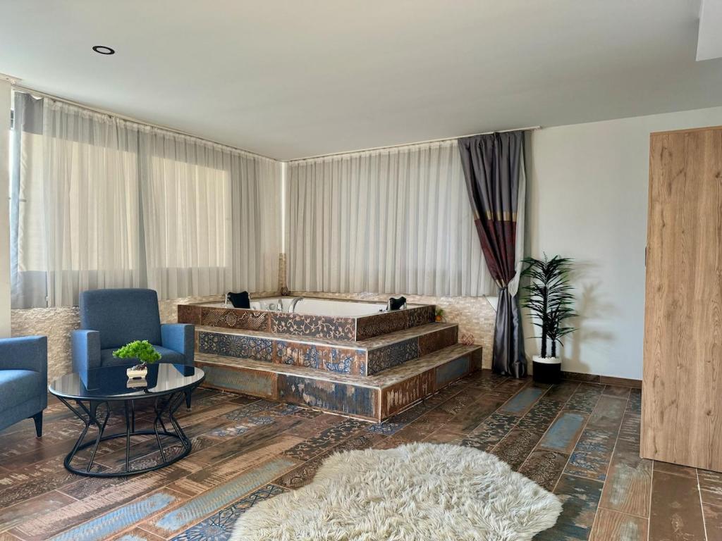 Postel nebo postele na pokoji v ubytování Casa Rosa Luxury Villa w heated Pool