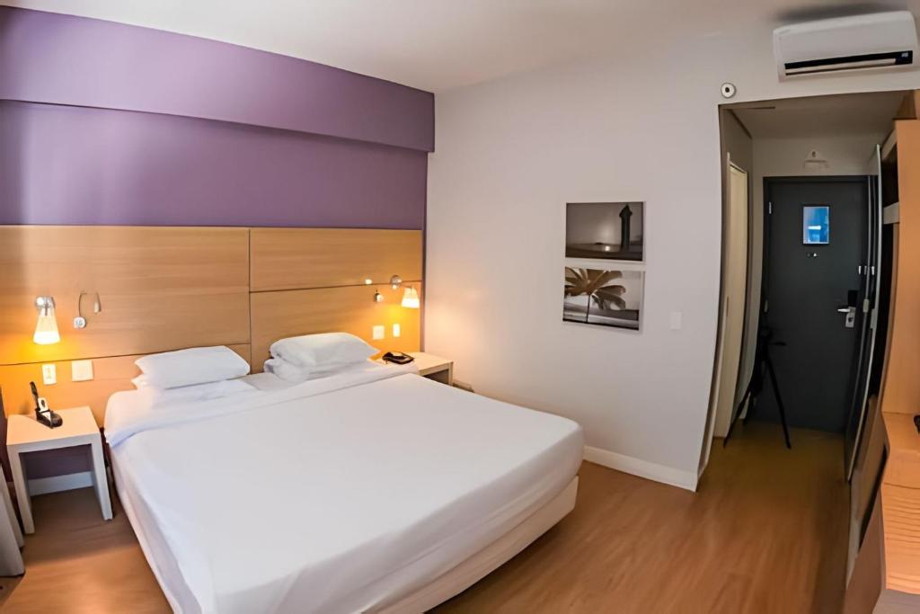 Postel nebo postele na pokoji v ubytování Stay Inn Santos Sua acomodação com cara de Hotel